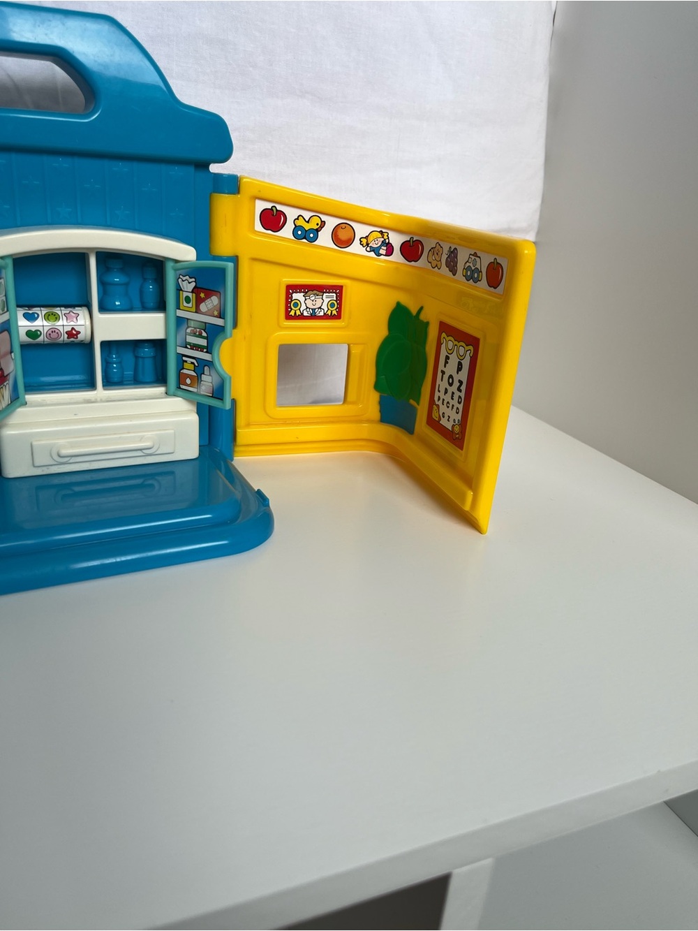 1999 Fisher Price Little People Eddies Doctor Visit office and Dr. Maria - Picture 4 of 9